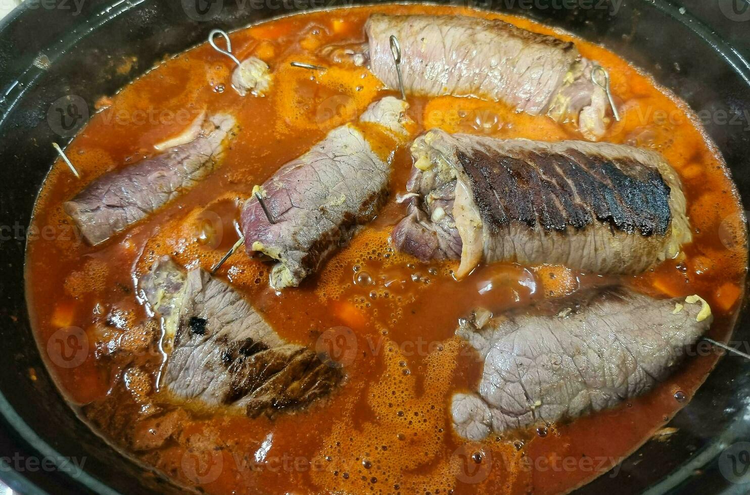 traditionell tysk mat nötkött roulade med kål och mosad potatisar foto