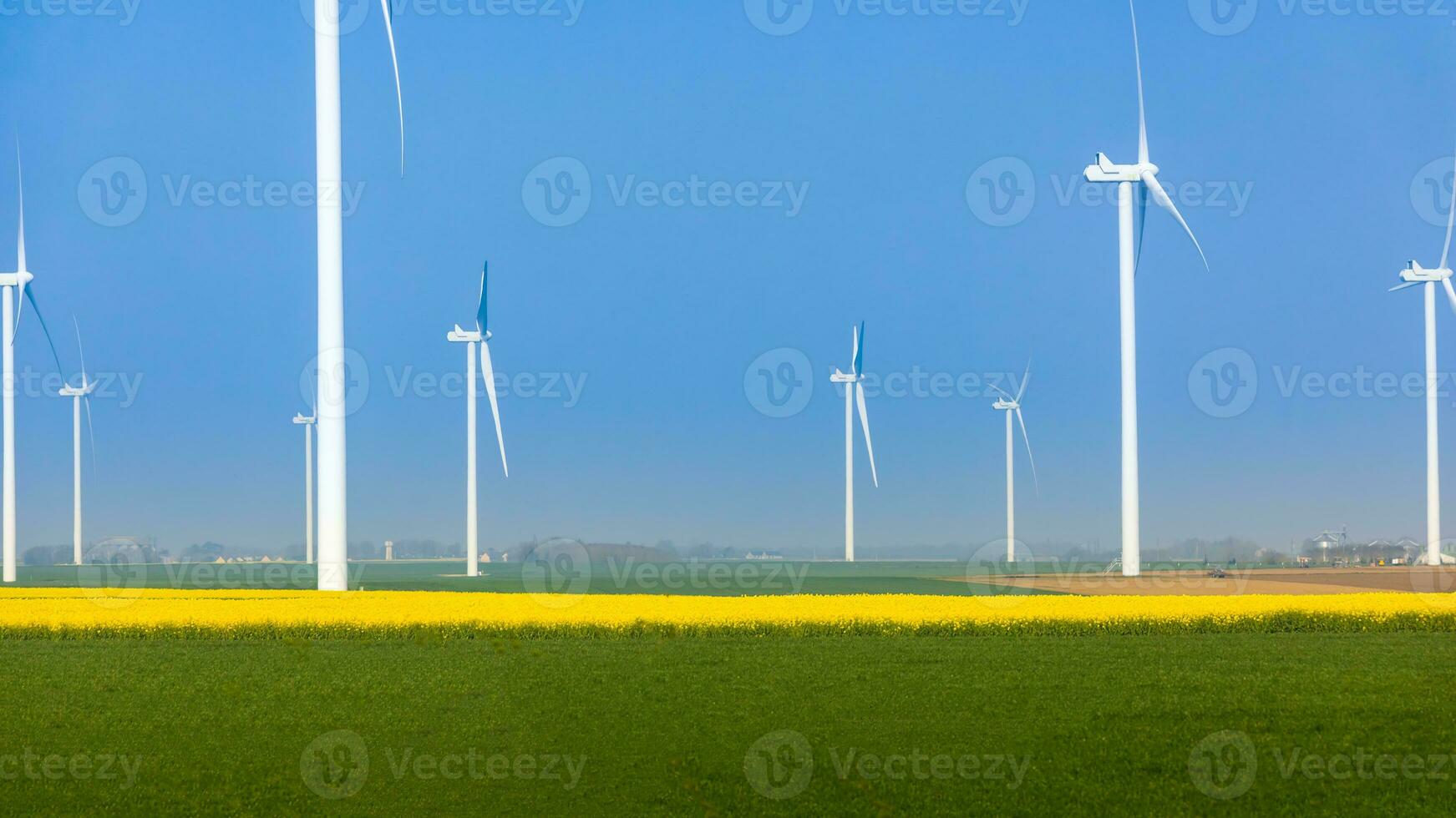 vind turbin i lantlig område rena energi foto