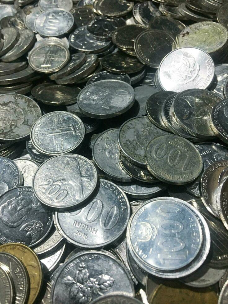 lysande och lysande staplade samling av gammal indonesiska rupiah mynt foto