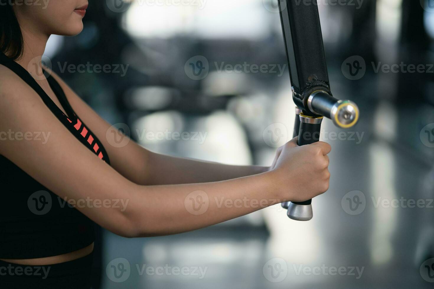 asiatisk sport kvinnor övning vikt Träning och träna hantel maskin Träning på de Gym. idrottare flicka Träning stark och Bra hälsa och styrka foto
