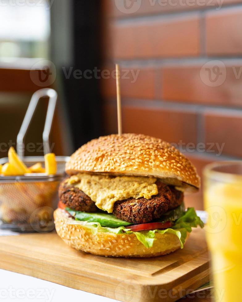 vegetarisk veggieburger med pommes frites foto