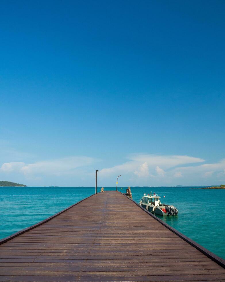 landskap sommar gångväg bro promenad hav och också små hamn. och små båt förtöjd med se av blå hav, klar himmel rena, lämplig Semester resa på golf thailand khao leam ya nationell parkera rayong foto