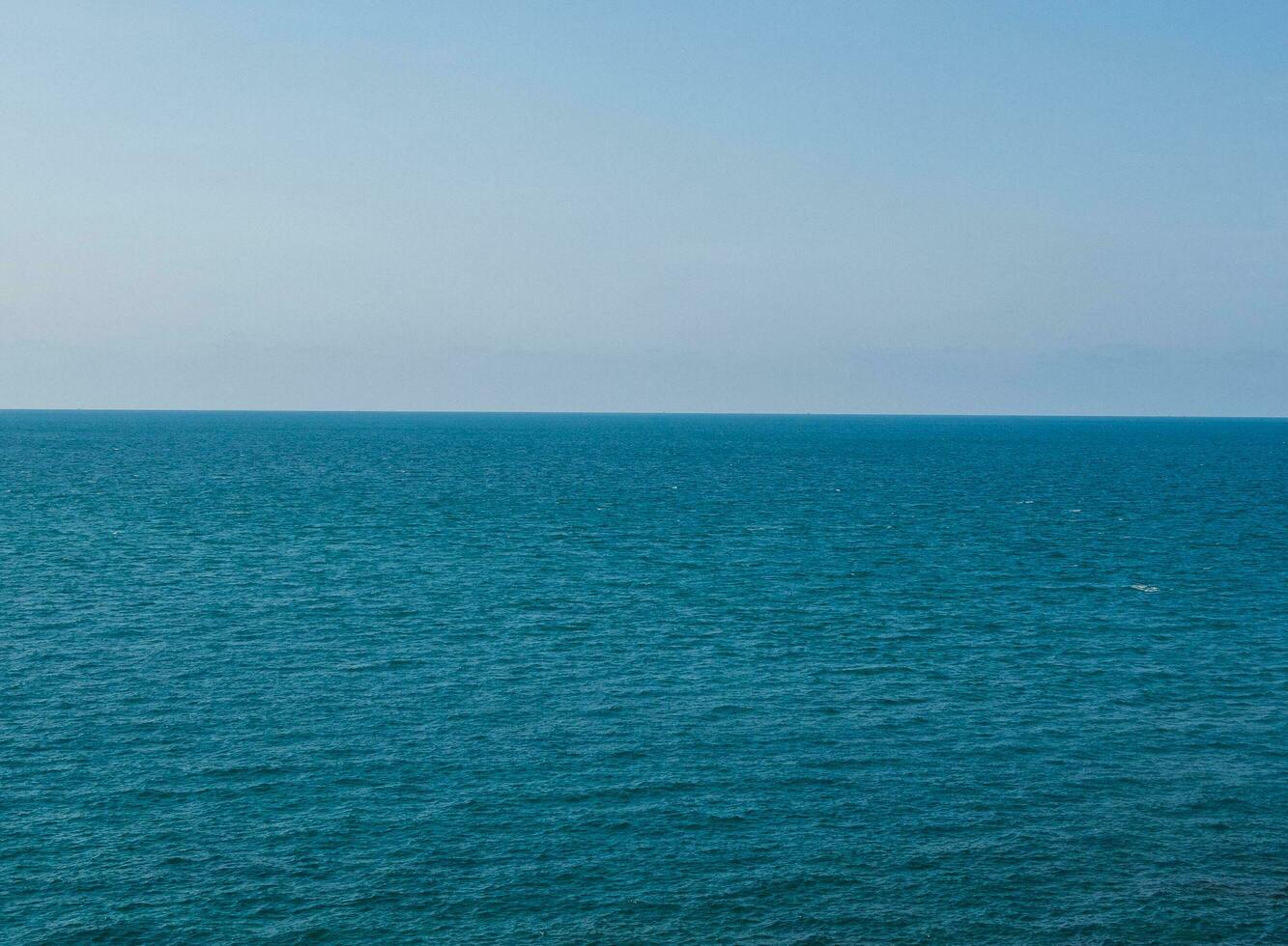 se blå hav blå bakgrund se lugna landskap synpunkt sommar natur tropisk hav skön hav vatten bangsaen strand öst thailand chonburi exotisk horisont. foto