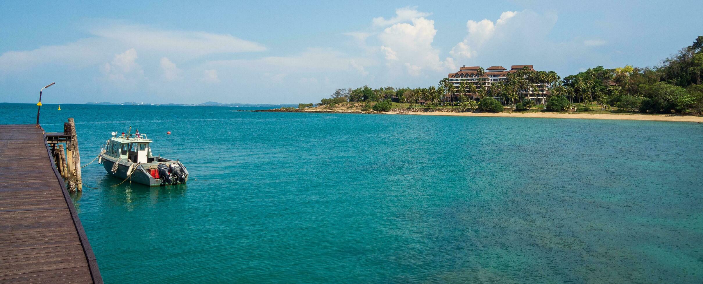 landskap sommar gångväg bro promenad hav och också små hamn. och små båt förtöjd med se av blå hav, klar himmel rena, lämplig Semester resa på golf thailand khao leam ya nationell parkera rayong foto