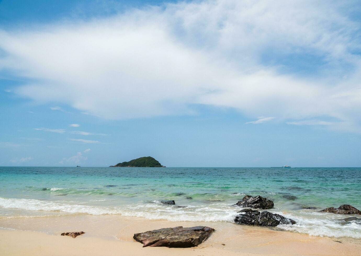 landskap sommar främre se tropisk hav strand sten blå vit sand bakgrund lugna natur hav skön Vinka krascha stänk vatten resa nang Bagge strand öst thailand chonburi exotisk horisont. foto