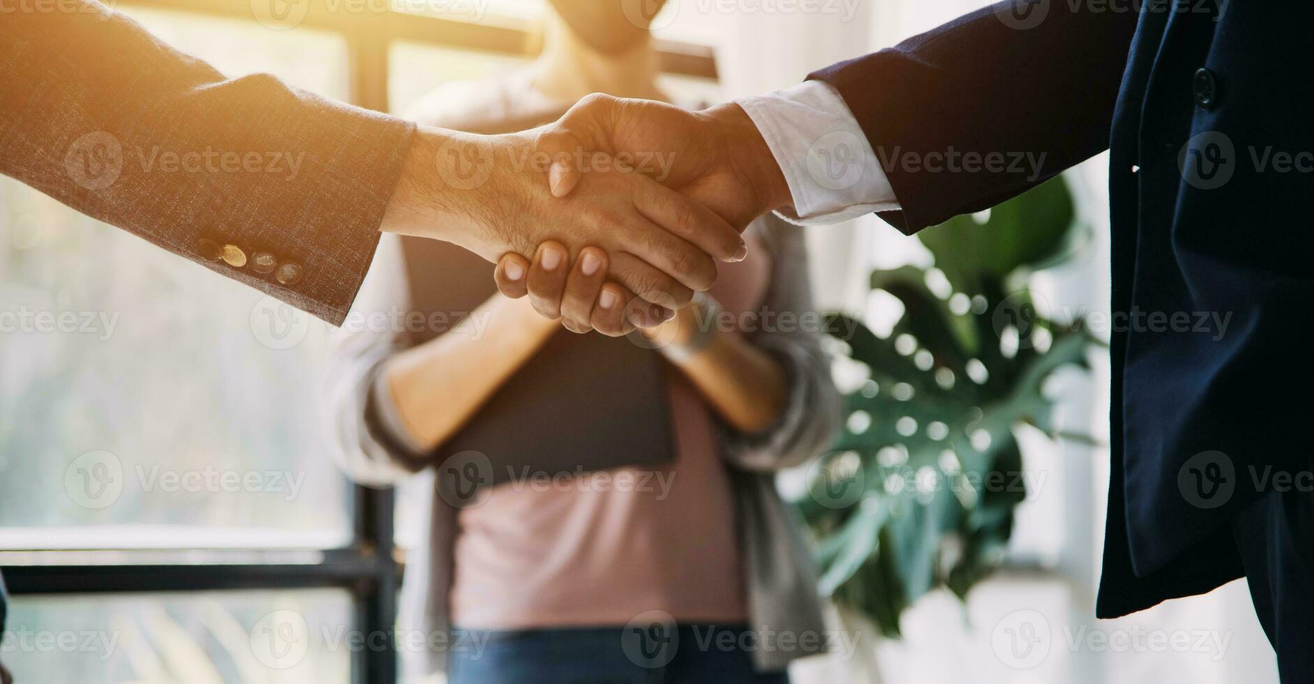 Fastighetsmäklare och kund skakar hand efter att ha undertecknat kontraktshandlingar för fastighetsköp, bankanställda gratulerar, godkännande av konceptet hypotekslån. foto