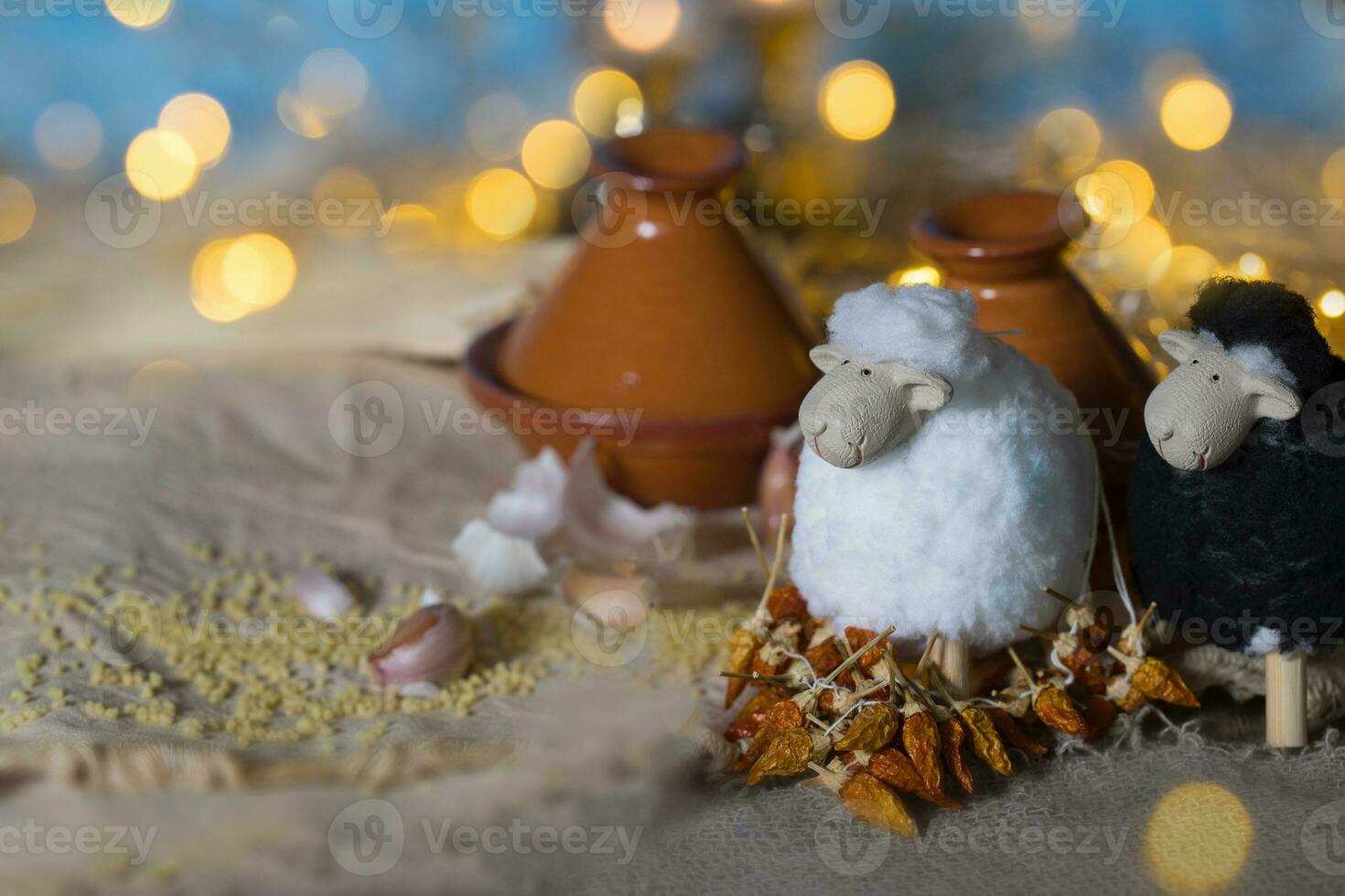 vit och svart lamm, tagine och natt blå himmel i de bakgrund. foto