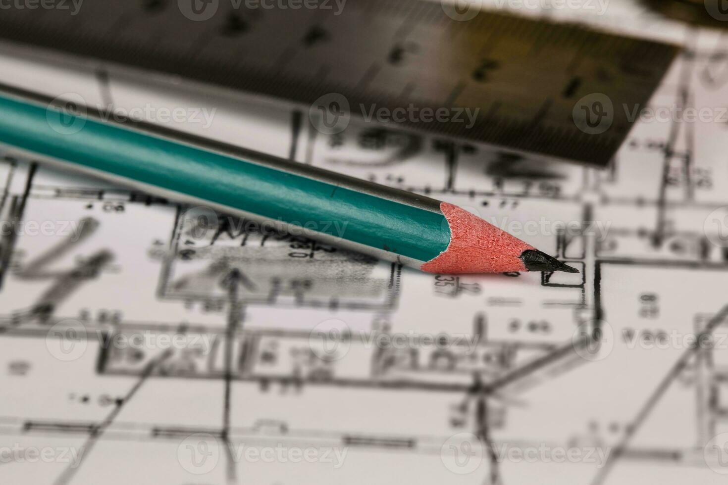 kol penna och metall linjal på en teknisk teckning av ett lägenhet. foto