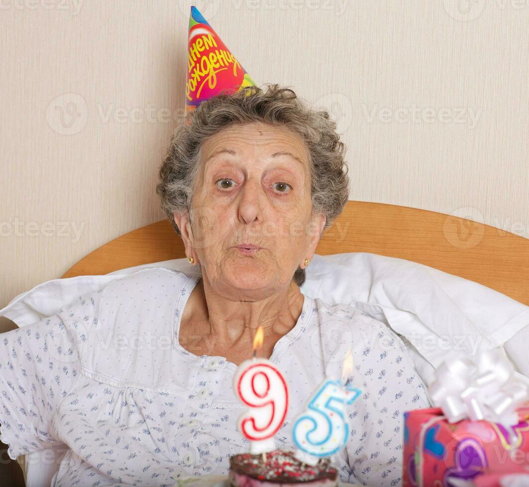 gammal kvinna firar henne födelsedag foto