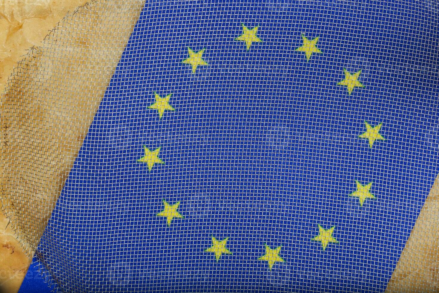 europeisk flagga under metallisk netto. bakgrund foto