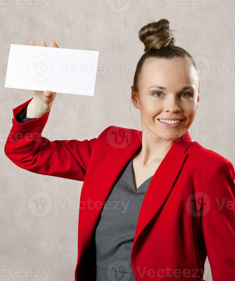 ung caucasian lady håller ett kuvert. närbild foto