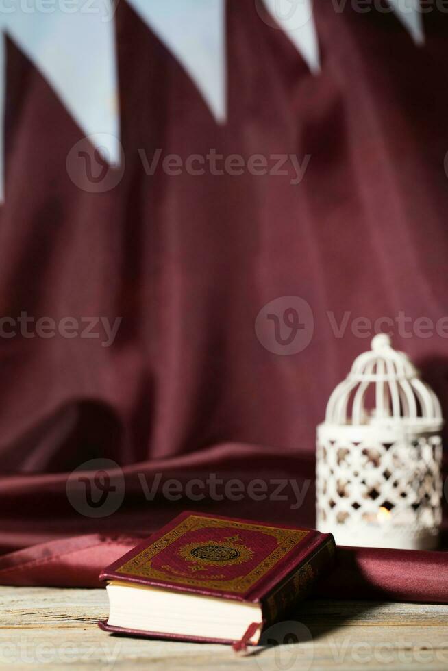 helig bok av quran på en trä- yta. foto