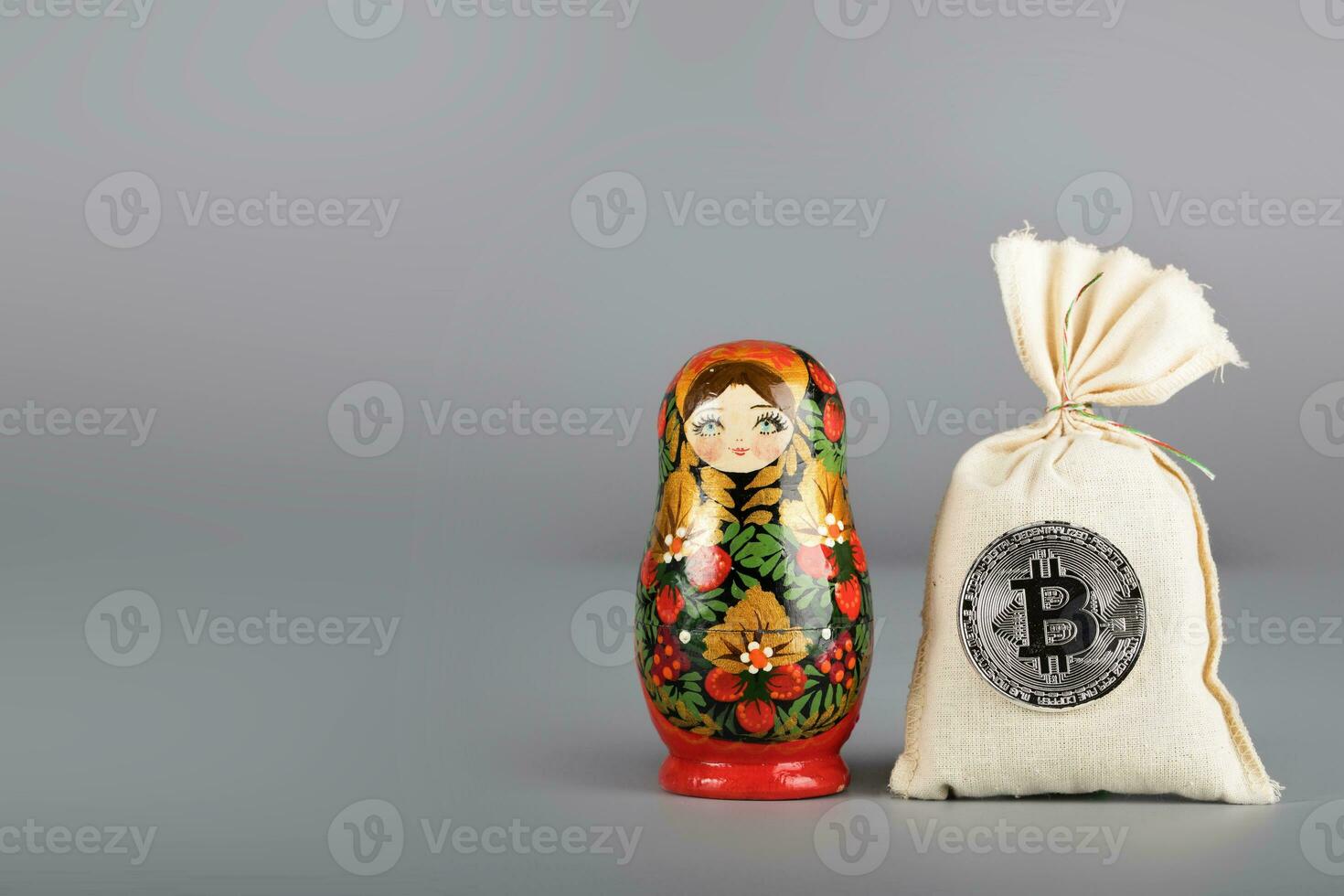 ryska trä- docka -matryoshka och säck av bitcoins. foto