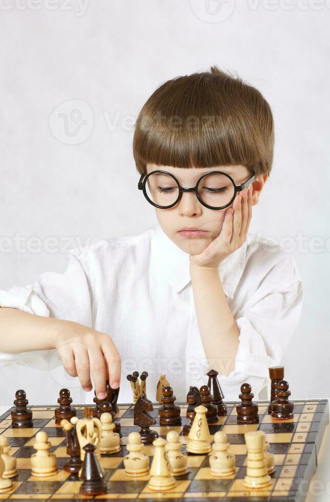 pojke är spelar schack foto