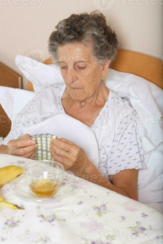 senior kvinna tar några recept foto