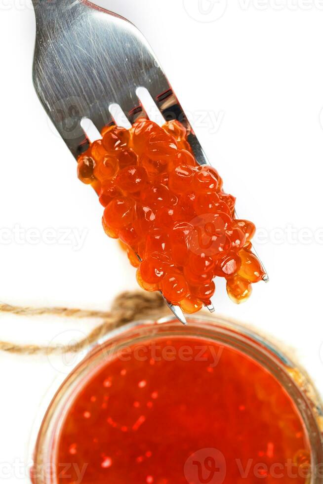 röd kaviar på en metall gaffel. foto