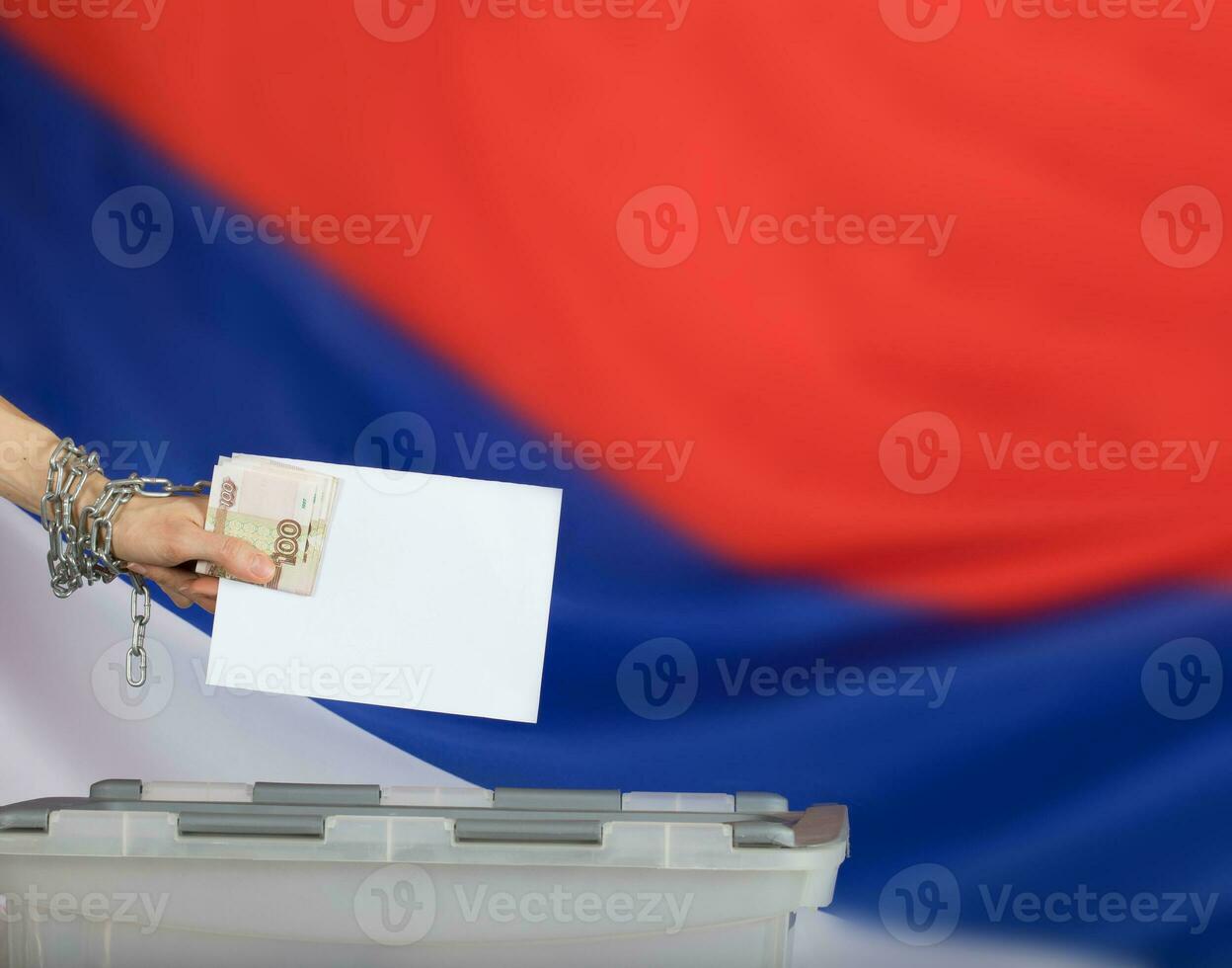 kvinna hand kastar valsedel papper i de valsedel låda. foto