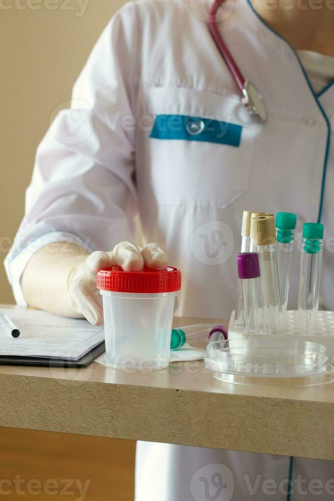 samling kopp för rutin- urin testa. närbild foto