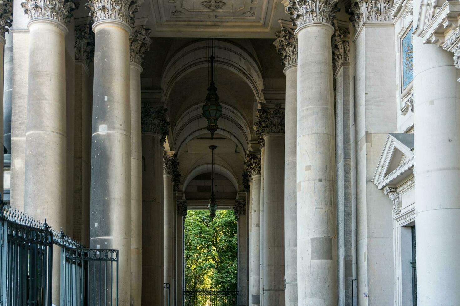 berlin, Tyskland-augusti 9, 2022-detaljer av de pelargång på de ingång till de katedral i berlin under en solig dag foto