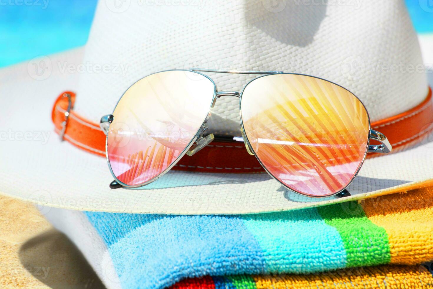 sommar tropisk strand bakgrund med solglasögon och hatt. foto