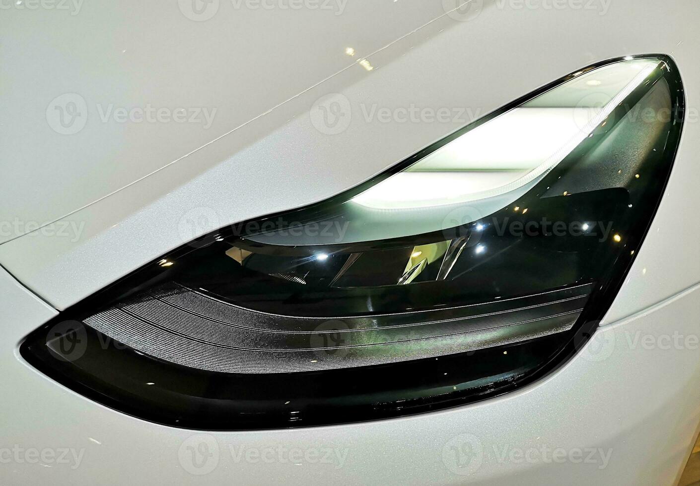 strålkastare lampa av ny bil, nära upp detalj på ett av de led strålkastare modern bil. foto