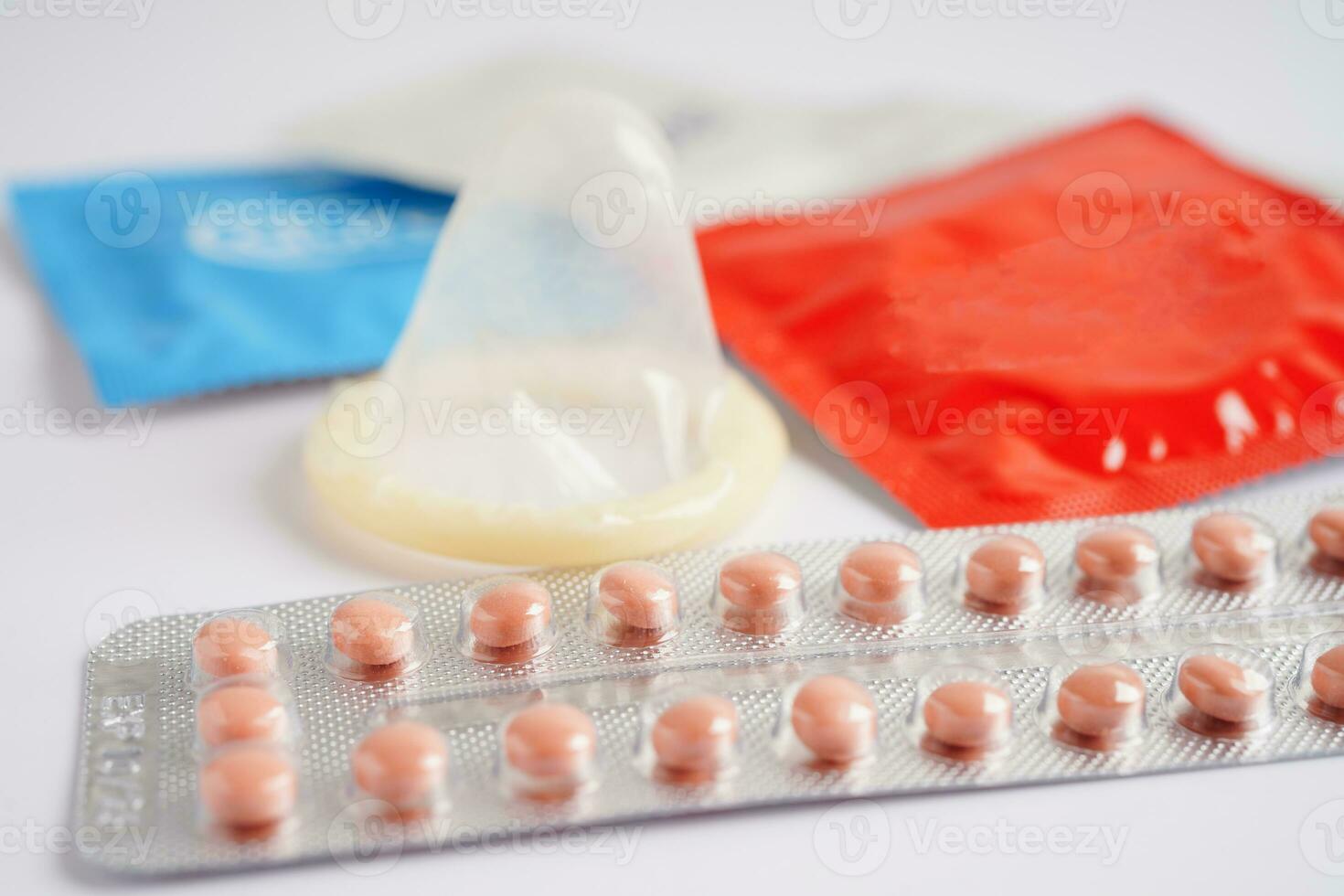 graviditet testa med födelse kontrollera piller och kondom för kvinna på kalender, ägglossning dag. foto