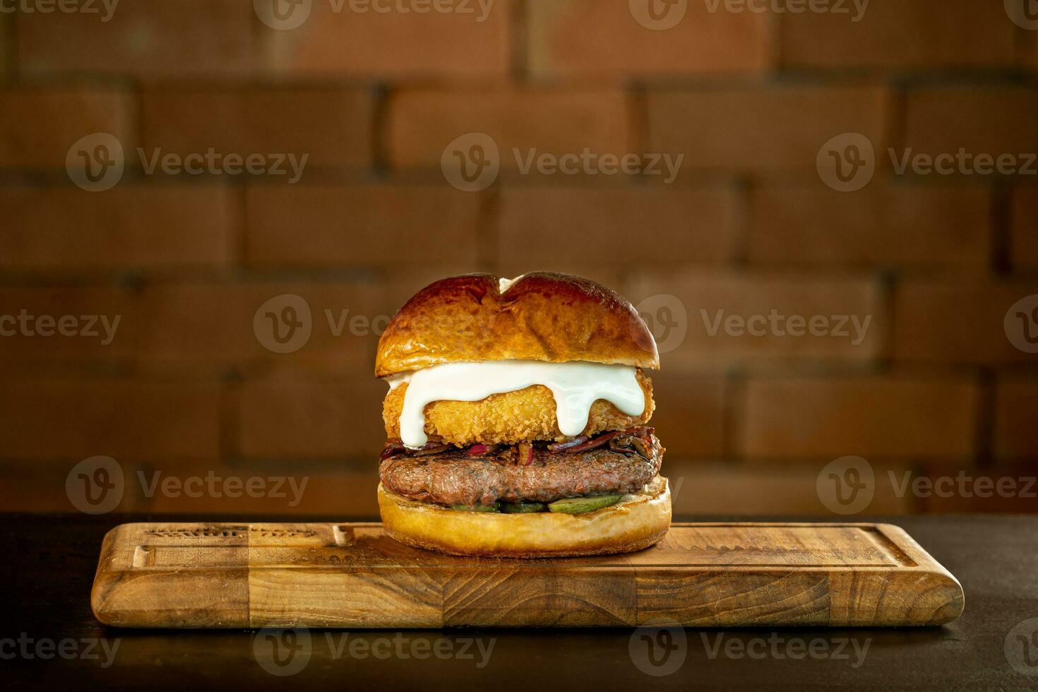 utsökt hamburgare med ost och bacon skytte i studio foto