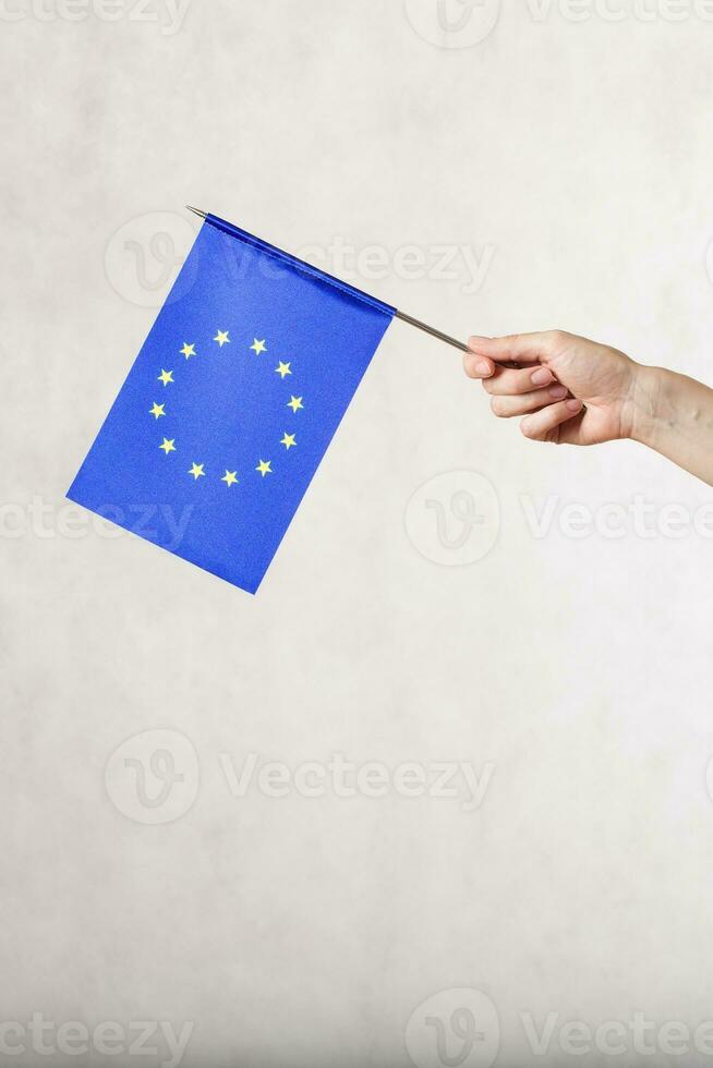 en hand med en flagga av de eu. fri Plats för en text foto