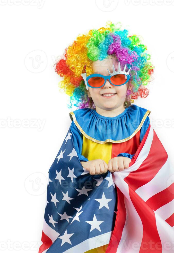 pojke klädd i de kostym av en clown med amerikan flagga. foto