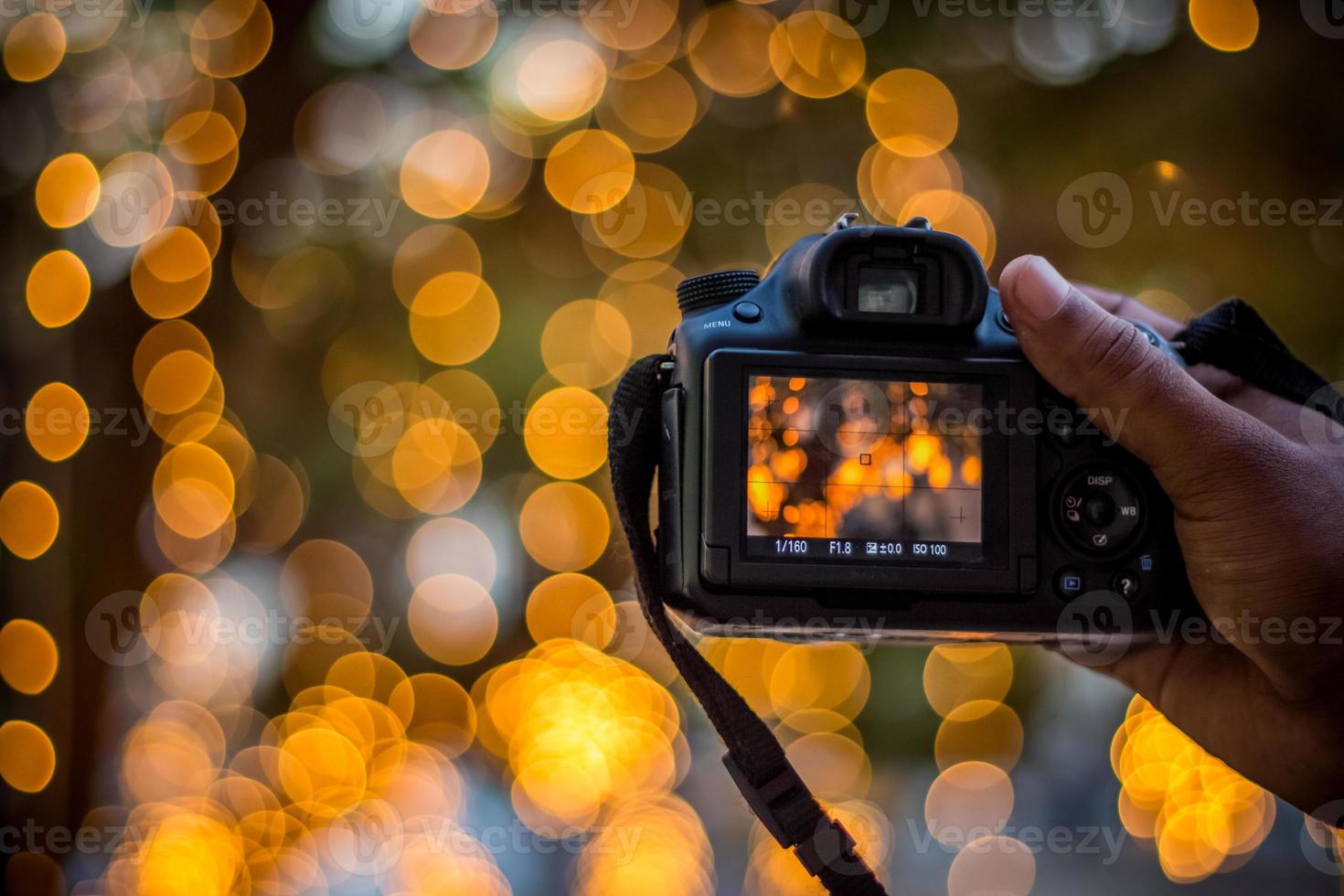 dslr kamera på bokeh bakgrund svart dslr kamera med bokeh lampor foto och kamera stadsljus bokeh