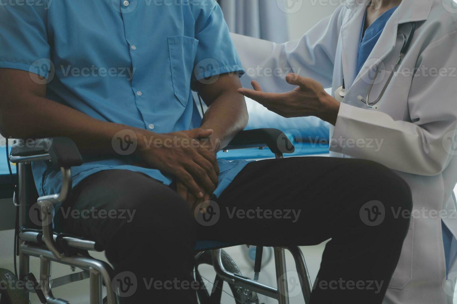 läkare och patient diskuterar perfekt hälsa examen resultat. vänlig läkare är förklara något till ung kvinna. medicin begrepp foto