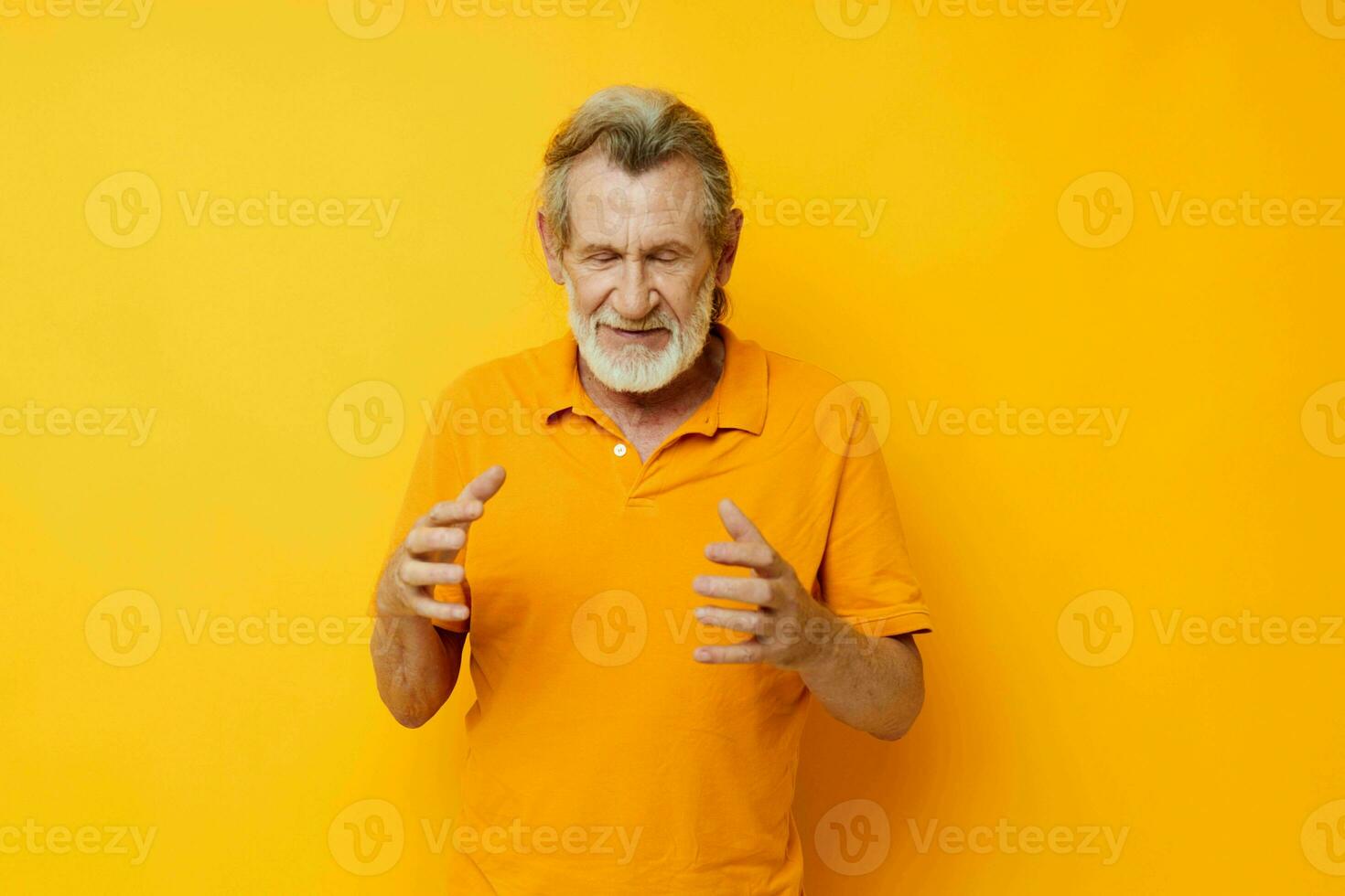 gammal man hand gest grå skägg roligt isolerat bakgrund foto