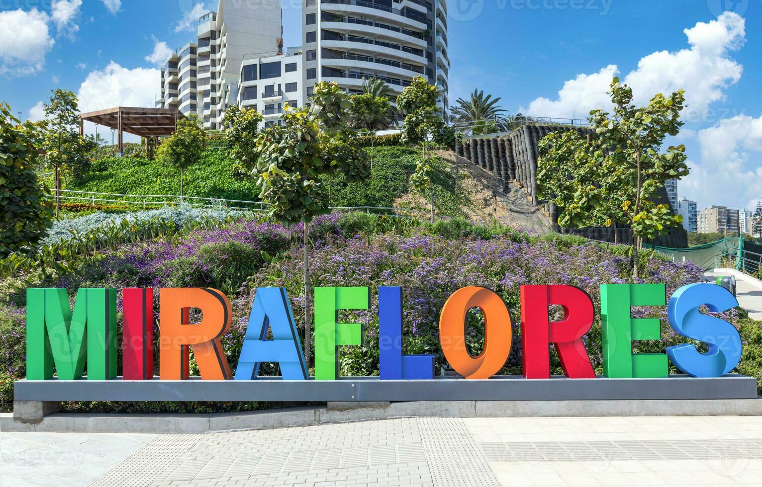 peru, lima, hav se och miraflores malecon promenad med handla köpcentra kaféer och restauranger foto