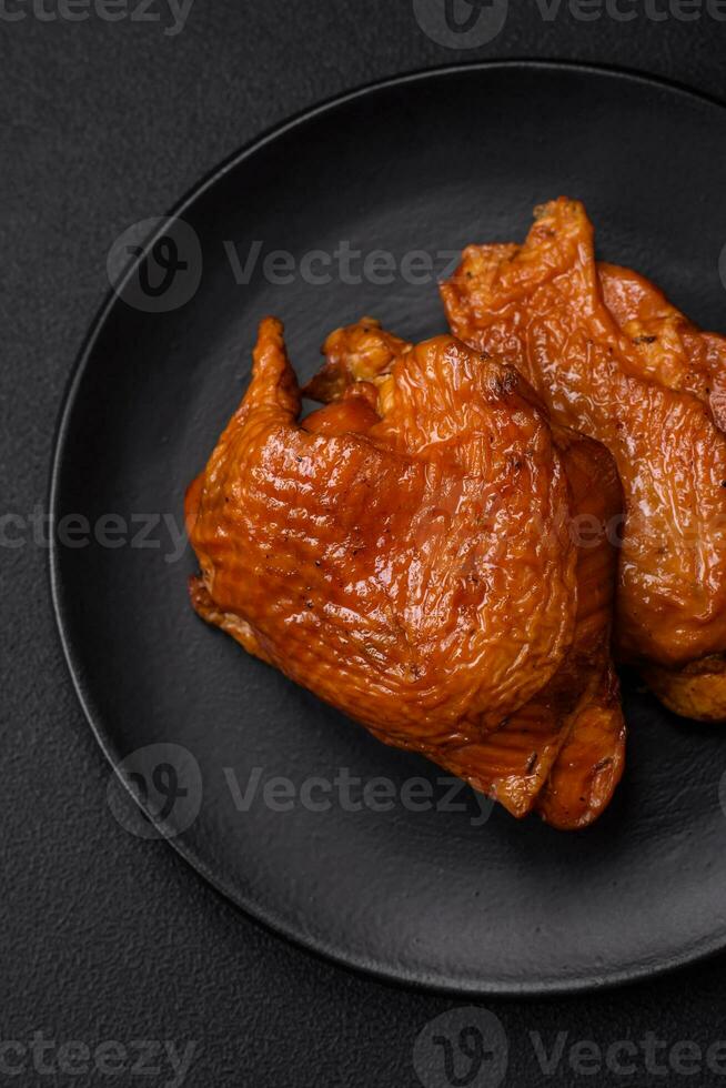 utsökt friterad eller rökt kyckling låren grillad med kryddor och örter foto