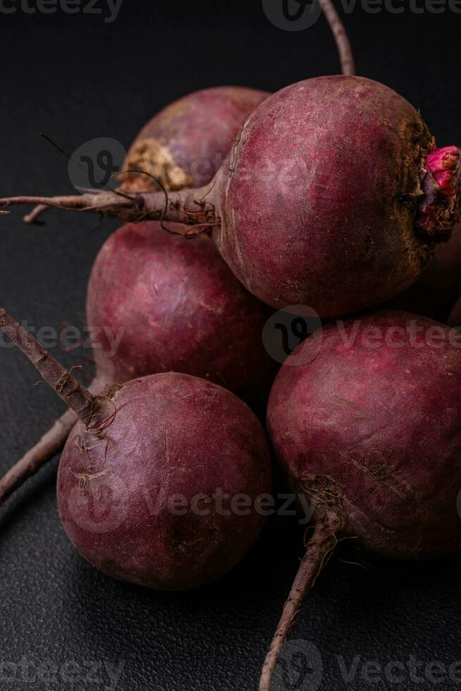 färsk rå rödbeta i de form av knölar på en texturerad betong bakgrund foto