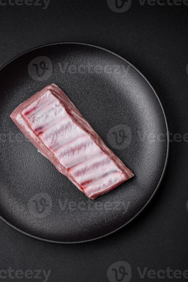 rå fläsk revben med kött med salt, kryddor och örter foto