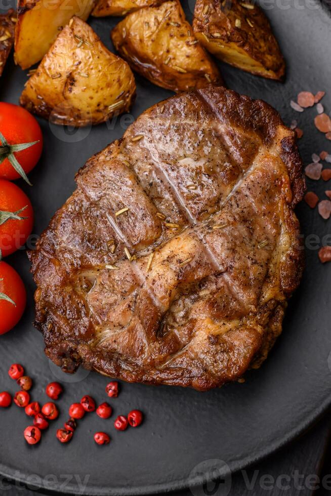 utsökt saftig fläsk eller nötkött biff grillad med salt, kryddor och örter foto