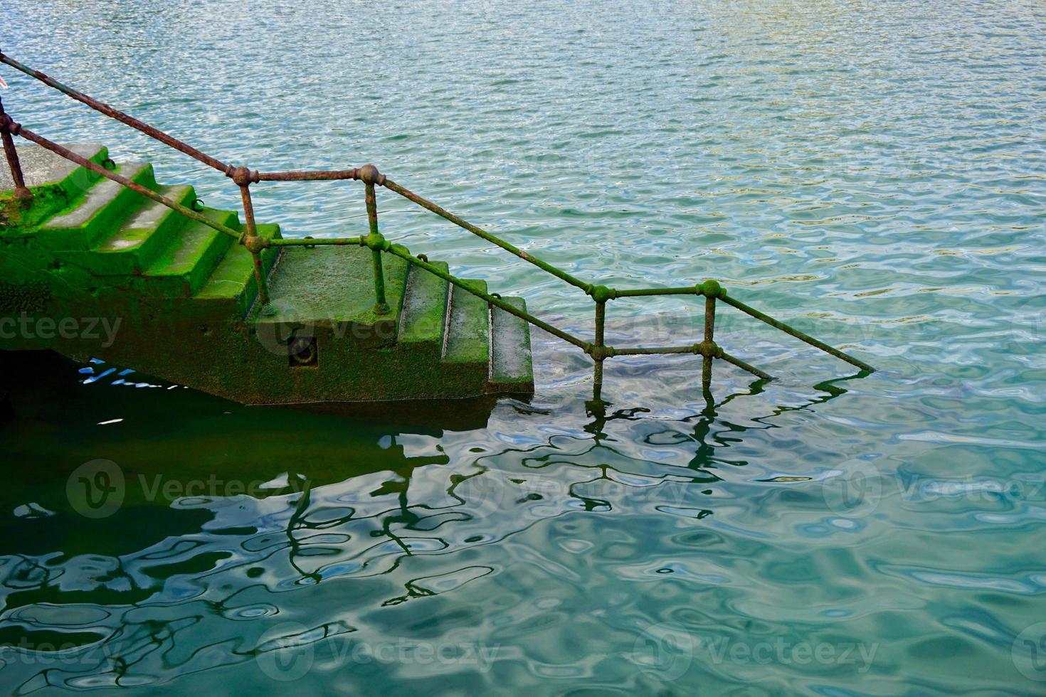 gamla övergivna trappor i hamnen foto