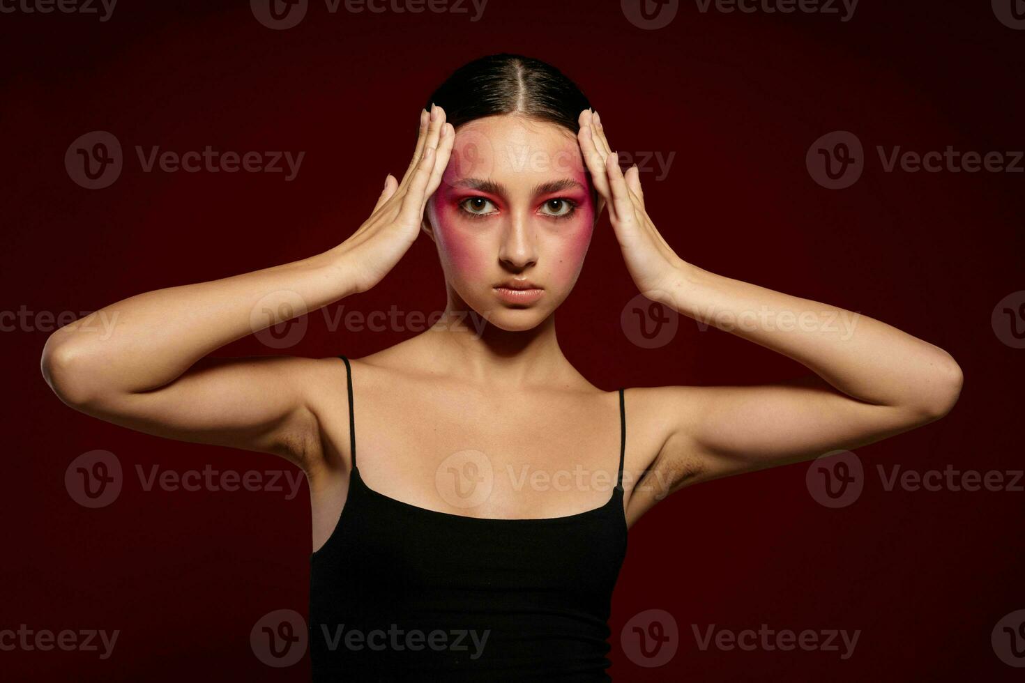 sexig brunett kvinna svart t skjorta rosa smink kosmetika mode rosa bakgrund oförändrad foto