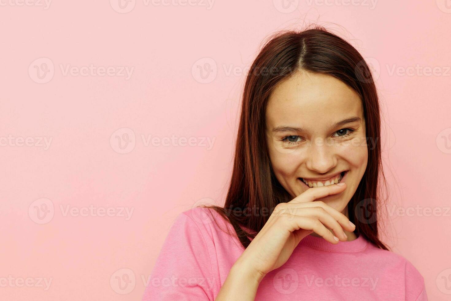 fotografi Söt kvinna i en rosa t-shirt tillfällig kläder livsstil oförändrad foto