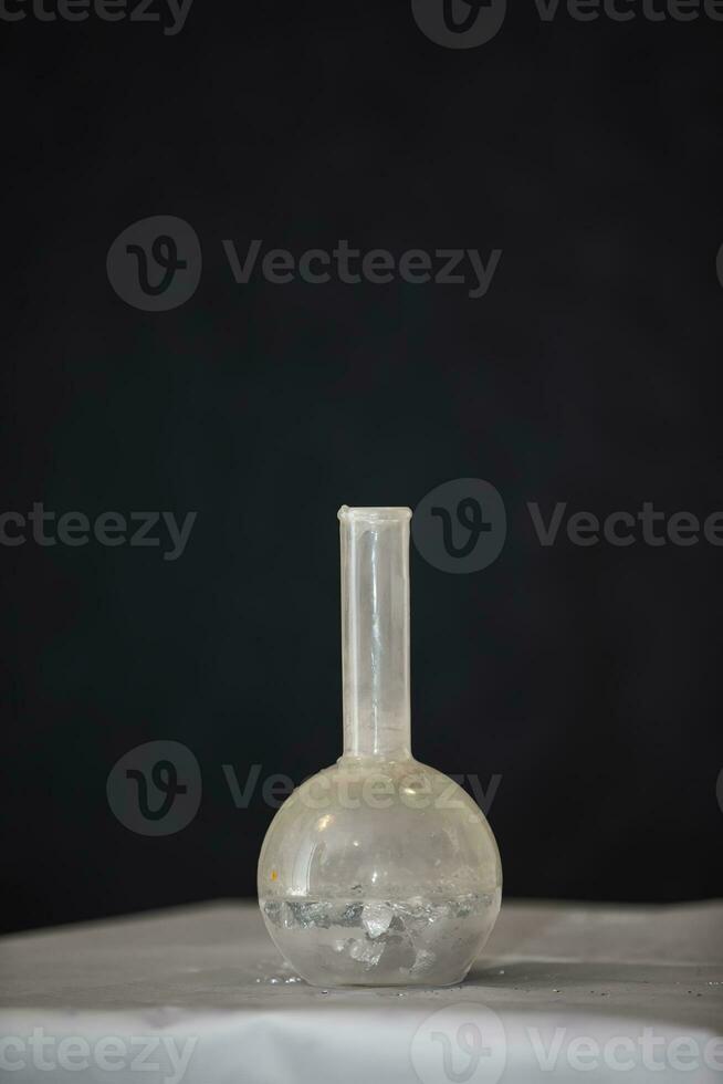 kemisk flaska närbild på en svart bakgrund. foto