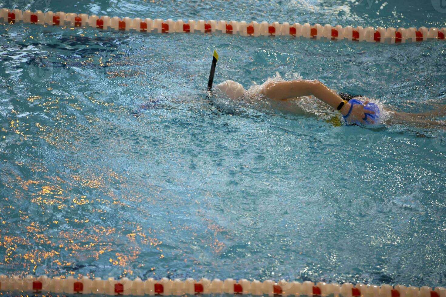 barn idrottare simmar i de slå samman. simning sektion. foto