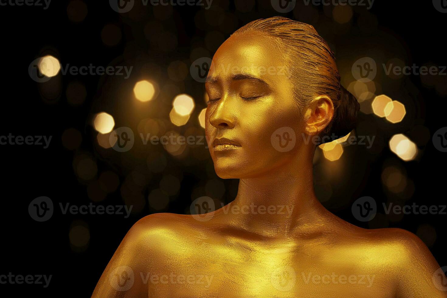 modell flicka med gyllene professionell konst smink på en svart bakgrund. skön gyllene metallisk kropp, mun och hud foto