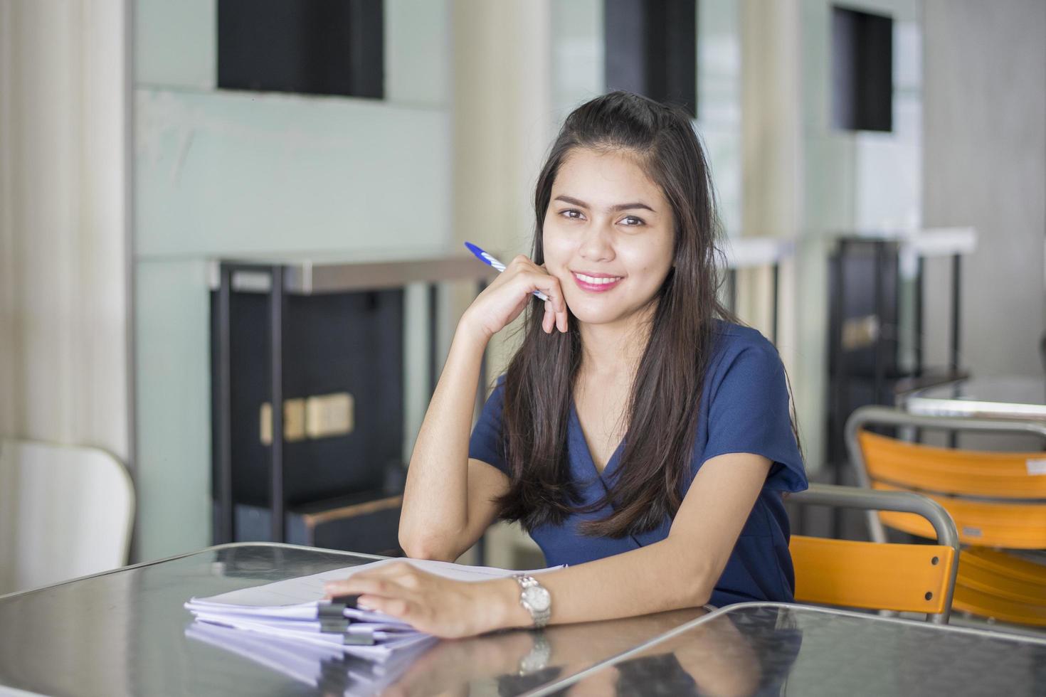 ett porträtt av en asiatisk universitetsstudent på campus foto