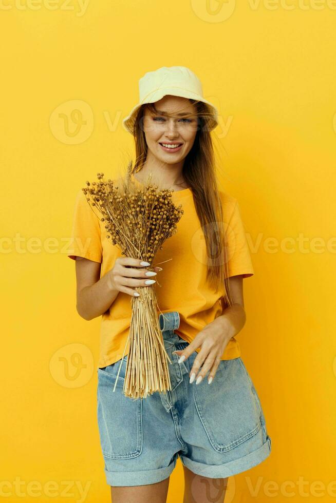 porträtt av en ung kvinna bär en hatt torr blommor sommar stil isolerat bakgrund foto