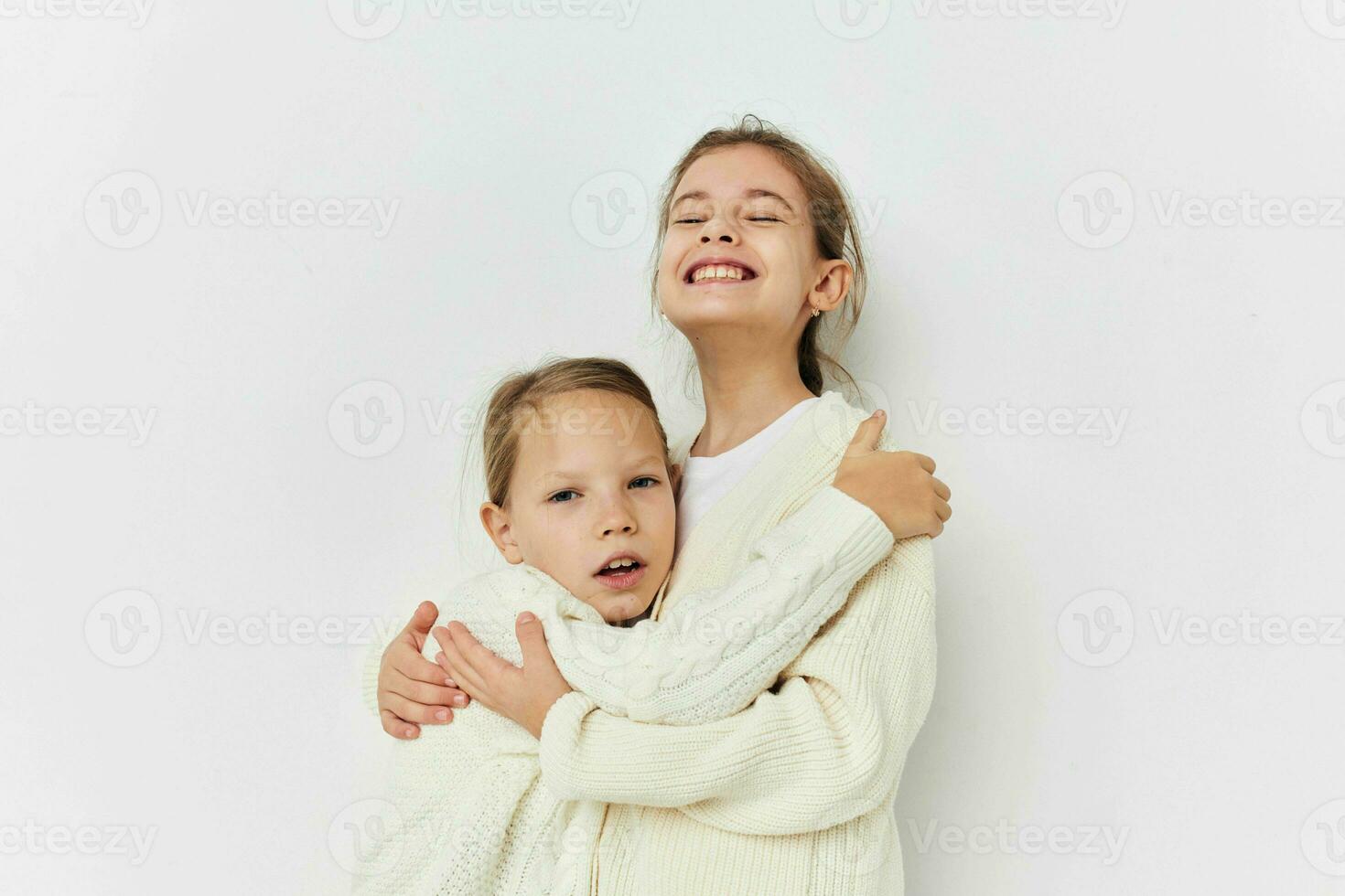 två liten flickor bebis kläder Framställ ljus bakgrund foto