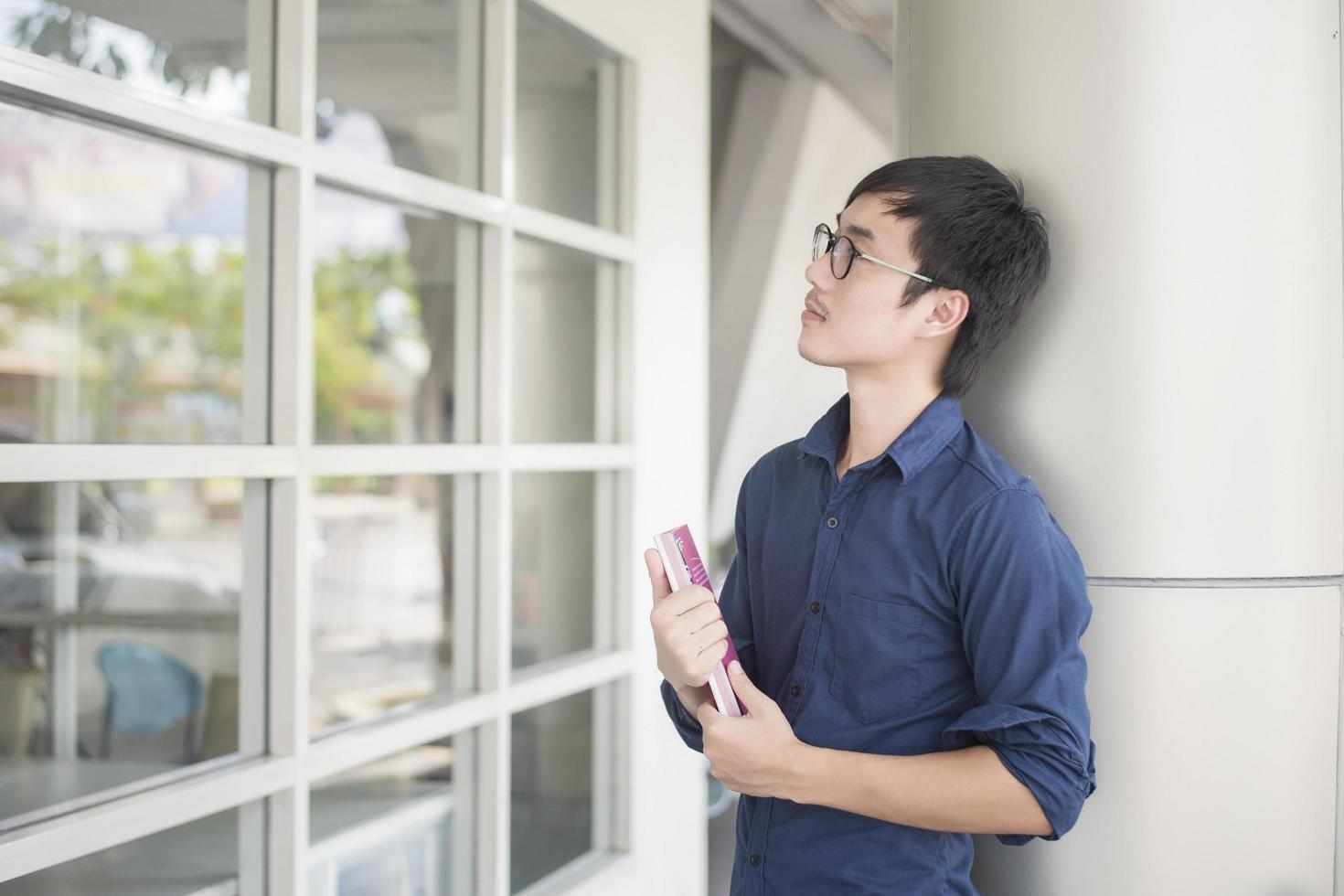ett porträtt av en asiatisk universitetsstudent på campus foto