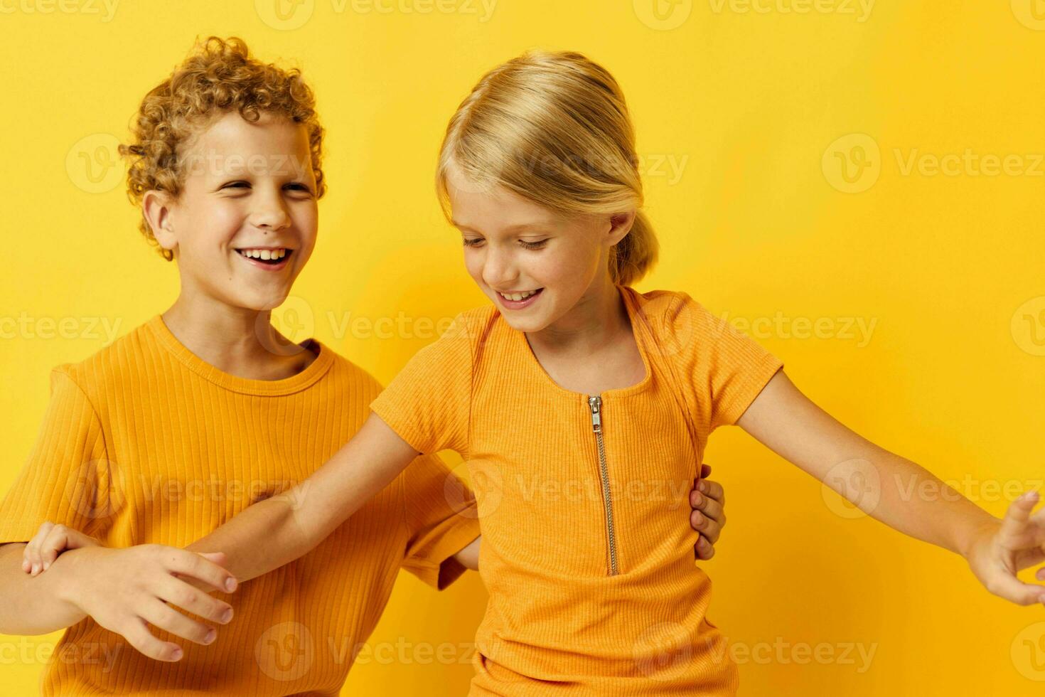 bild av positiv pojke och flicka kel mode barndom underhållning på färgad bakgrund oförändrad foto