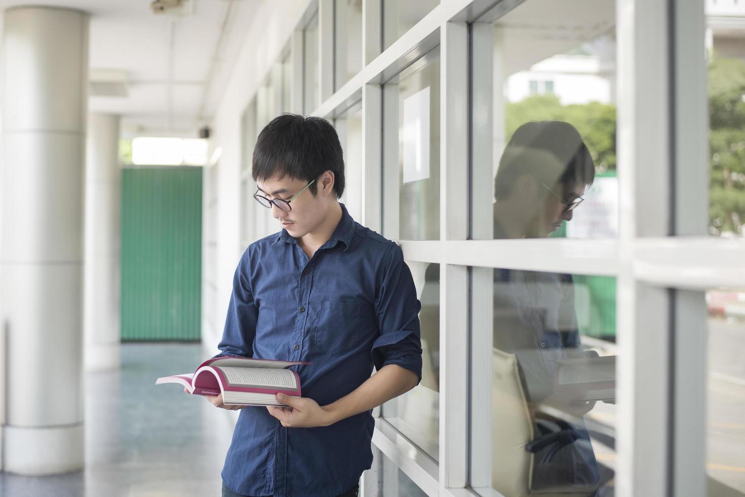 ett porträtt av en asiatisk universitetsstudent på campus foto