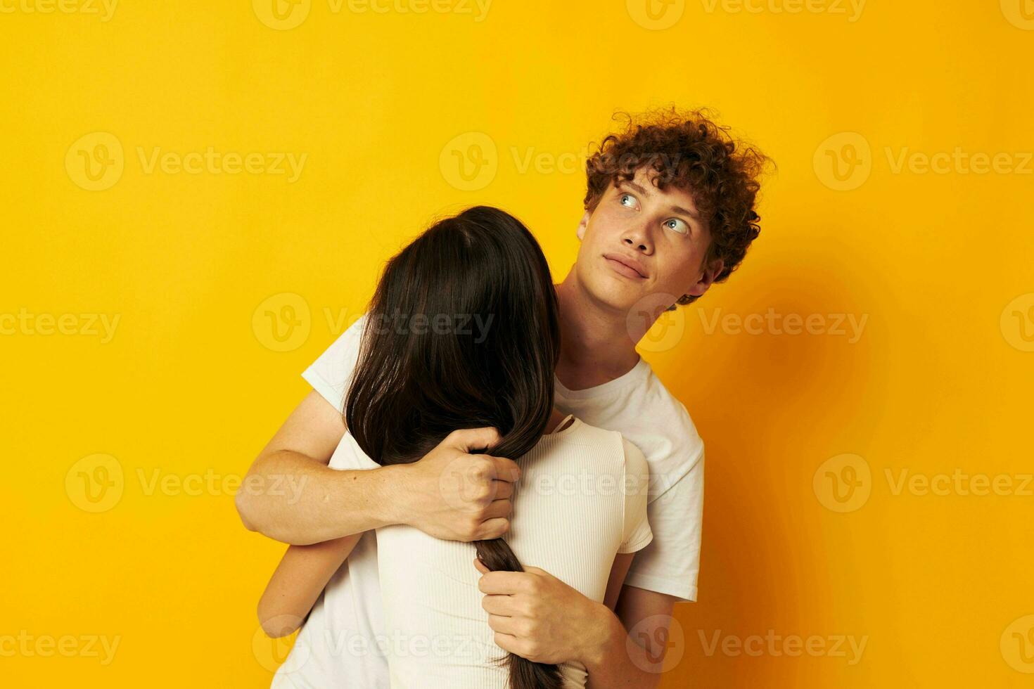 porträtt av en man och en kvinna kram vänskap relation roligt gul bakgrund oförändrad foto